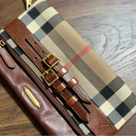 Burberry Handbags - Stunning Burberry Pouch/Wristlets